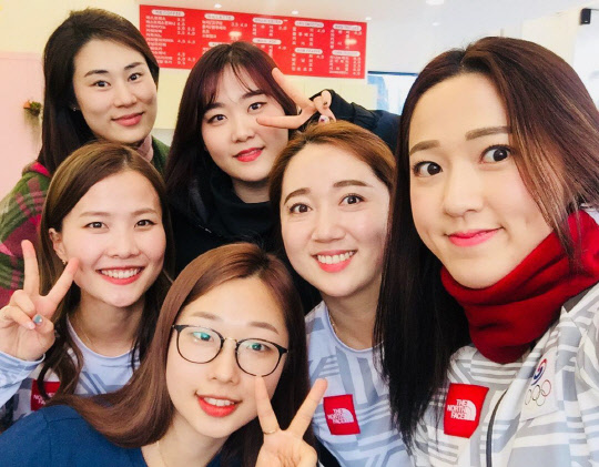 사진은 지난 2월 27일 대구의 한 카페에서 단체 셀카를 찍고 있는 '팀킴' 모습. 왼쪽 위부터 시계방향으로 김민정 감독, 김초희, 김영미, 김경애, 김선영, 김은정. [연합뉴스]